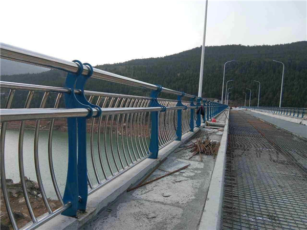 松原不锈钢桥梁护栏的特点及其在桥梁安全中的重要作用