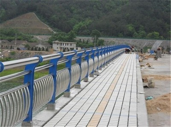 松原不锈钢桥梁护栏的特性及其在现代建筑中的应用